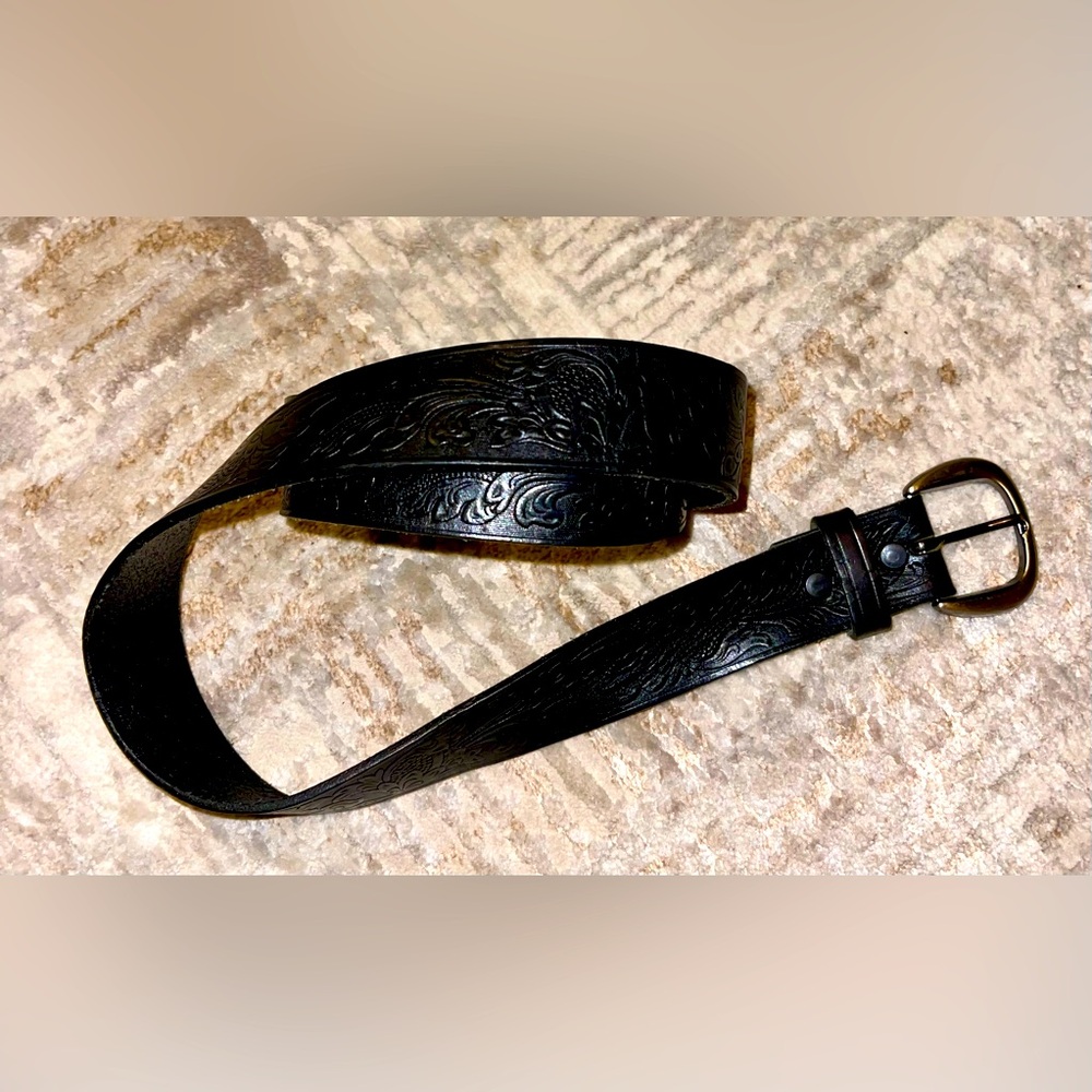 4/$15 Excellent Condition 𝑊𝑜𝑟𝑛 𝑂𝑛𝑐𝑒 Men's Leather belt